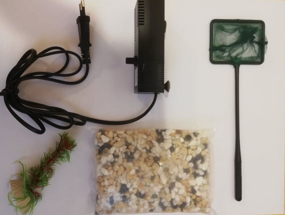 Akvarium tilbehør - pumpe, steiner, håv og kunstig plante