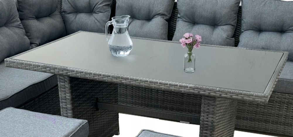 Hagemøbelsett i rattan – hjørnesofa, bord og puffer i beige